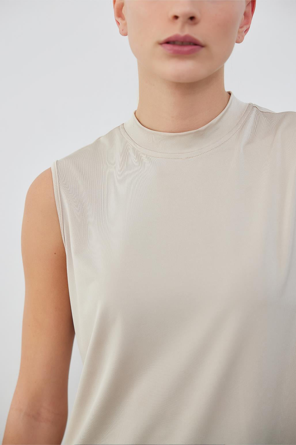 Silky knitted sleevless top - beige